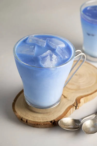 Παγωμένο Λάτε Μπλε Μπιζελάκι Πεταλούδας Δροσιστικό Μπλε Matcha Latte Ποτήρια — Φωτογραφία Αρχείου