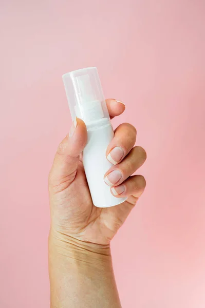 Puste Białe Kosmetyki Rękach Kobiet Pielęgnacja Skóry Zdrowe Paznokcie Różowe — Zdjęcie stockowe