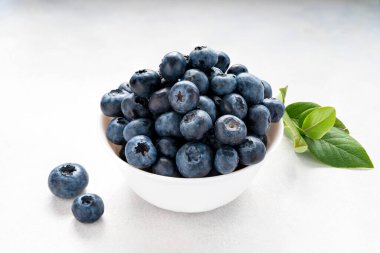 Seramik kasede böğürtlen, parlak arka planda. Sağlıklı yiyecek şablonu, metin için kopyalama alanı ile modelleme