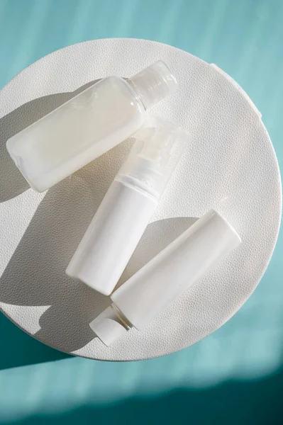 Biała Plastikowa Butelka Kosmetykami Butelka Kosmetykami — Zdjęcie stockowe