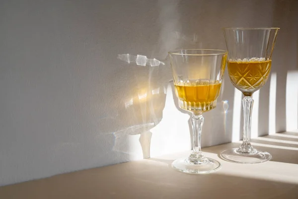 在水晶玻璃杯里喝酒 白兰地或威士忌喝有创意的自然光 — 图库照片