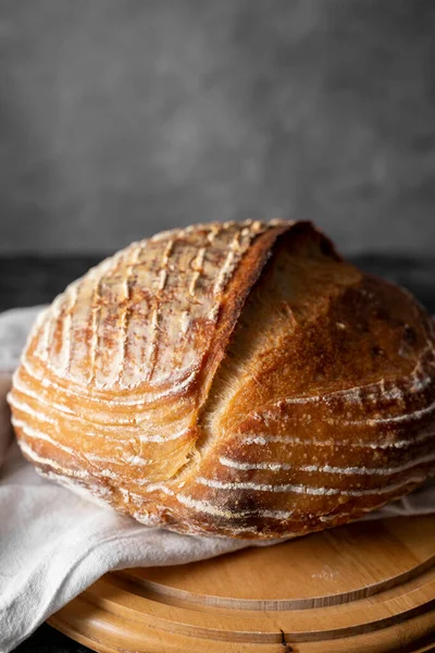 Zelfgemaakte Zuurdesem Geheel Rond Brood Donkere Achtergrond Thuis Bakken Concept — Stockfoto