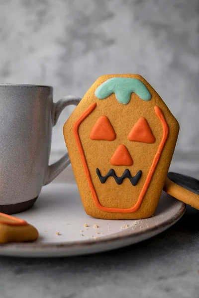 Halloween Cookie Kolorowym Glazury Filiżankę Kawy Straszne Ciasteczka Imbirowe Październikowe — Zdjęcie stockowe