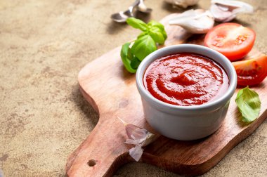 Kasede domates pizza sosu. Taze fesleğenli pizza pişirmek için ev yapımı sos..