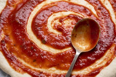Pizza pişirmek, çiğ hamurda domates sosu. Ev yapımı sourdoguh pizza hamuru, üst manzara..