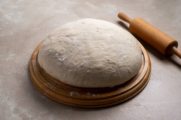 生の生地 自家製ベーキングパンやピザの生地 — ストック写真
