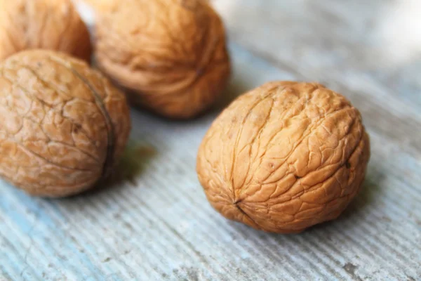 Primer plano de las nueces en la cáscara —  Fotos de Stock