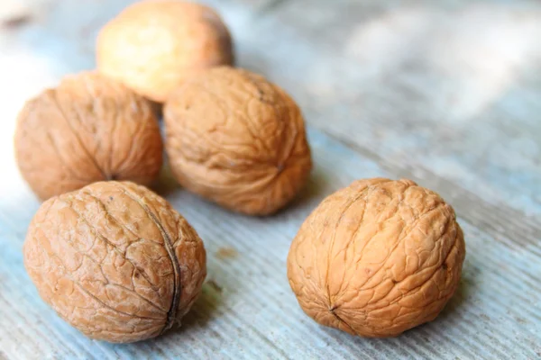 Primer plano de las nueces en la cáscara —  Fotos de Stock