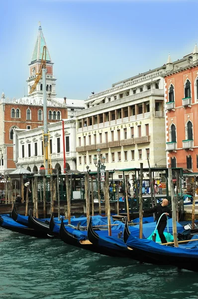 Posti barca con gondole a Venezia — Foto Stock