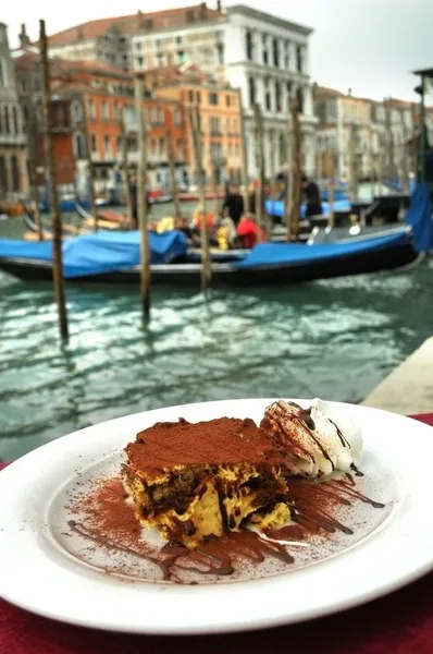 Ciasto tiramisu na tle kanał w Wenecji — Zdjęcie stockowe