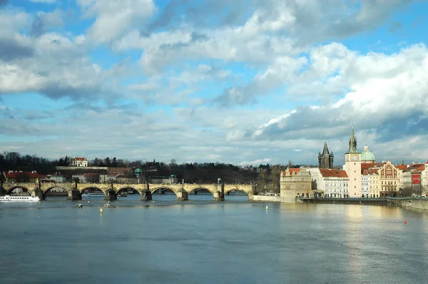 Praha. Karlův most a věže starého města — Stock fotografie