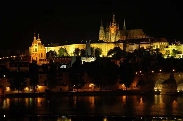 Vista nocturna del barrio del Castillo de Praga, República Checa — Foto de Stock
