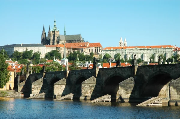 Praha. Prohlédni na st. svatovítské katedrály a Karlův most — Stock fotografie