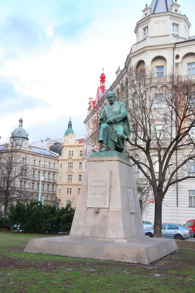 Monumento allo scrittore ceco Alois Jirasek a Praga, Repubblica Ceca — Foto Stock