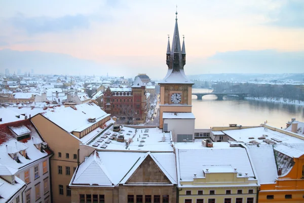 Prohlédni na staré Prahy od Karlova mostu tower — Stock fotografie