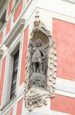 heykelin üzerine köşe bina eski Prag, Çek Cumhuriyeti