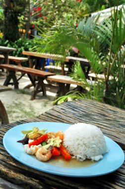 Deniz ürünleri ve sebze tropikal yeşil zemin üzerine pirinç