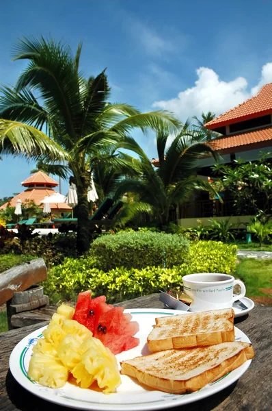 Desayuno servido al aire libre sobre fondo tropical —  Fotos de Stock