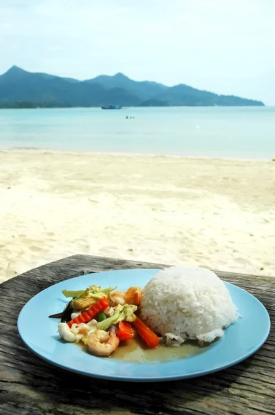 Arroz con mariscos y verduras sobre fondo de paisaje marino —  Fotos de Stock