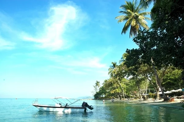 Barco cerca de la orilla en los trópicos, Tailandia —  Fotos de Stock