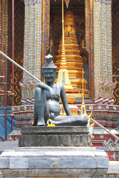 Statue in the Temple of Wat Phra Keow in the Grand Palace area, — Stock Photo, Image