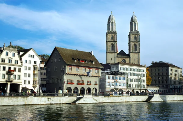 Vista sobre Zurique no centro da cidade através do rio Limmat, Suíça — Fotografia de Stock