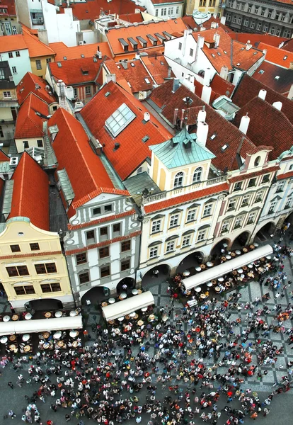 Uitzicht vanaf de top van het stadhuis op het centrale plein van prag — Stockfoto