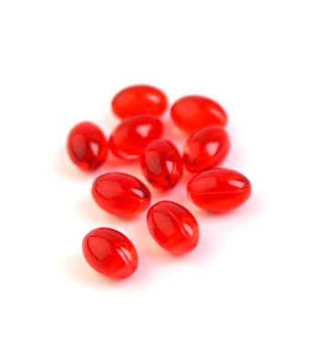 beyaz zemin üzerine kırmızı vitamin hapı