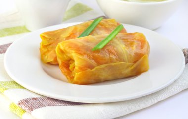 Et ve sebzeyle doldurulmuş lahana ruloları.