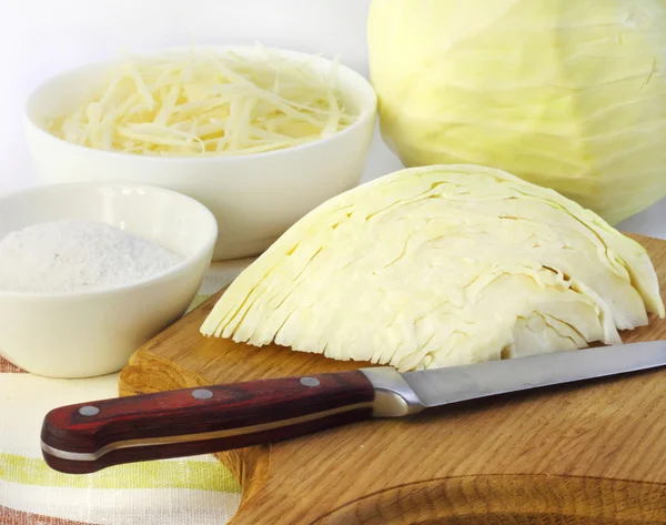 Ингредиенты для приготовления квашеной капусты — стоковое фото