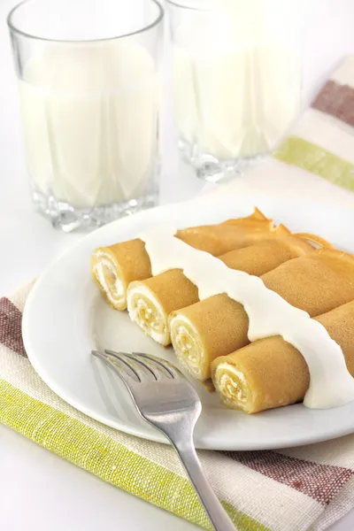 Sweet crepes stuffed with cottage cheese — Stock Photo, Image