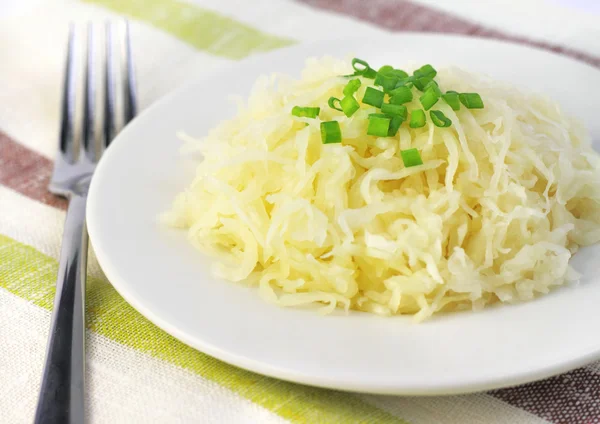 Sauerkraut auf weißem Teller — Stockfoto