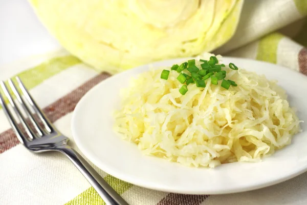 Sauerkraut en plato blanco — Foto de Stock