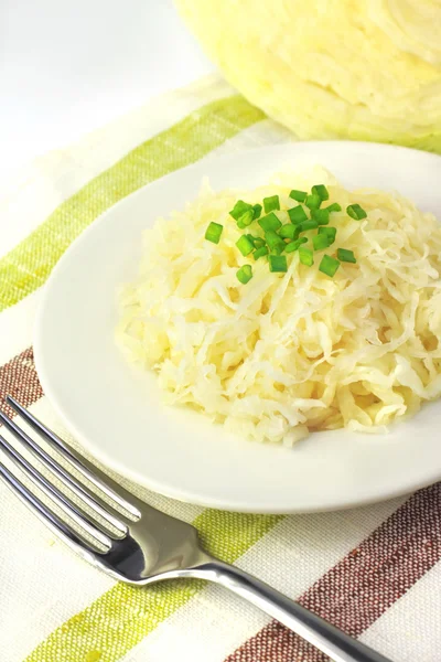 Sauerkraut auf weißem Teller — Stockfoto