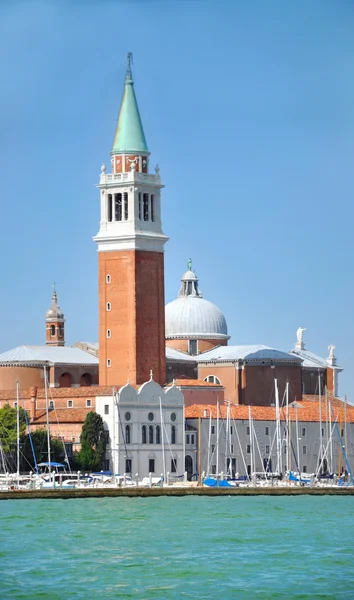 Zvonice kostela san giorgio maggiore v Benátkách, Itálie — Stock fotografie