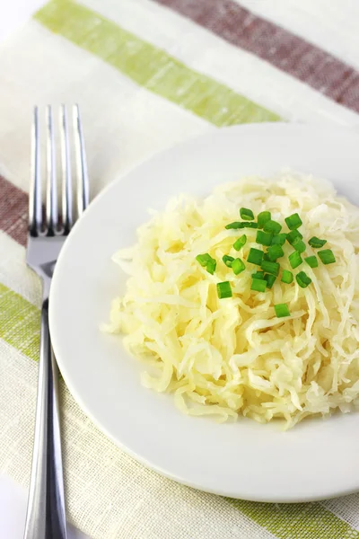 Sauerkraut auf weißem Teller — Stockfoto