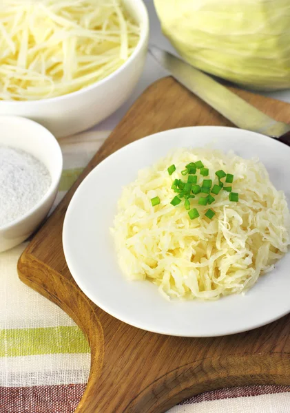 Sauerkraut und Zutaten für die Herstellung — Stockfoto