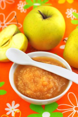 bir kase renkli masa örtüsü üzerinde ev yapımı elma püresi