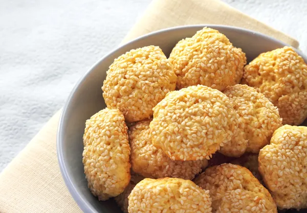 Galletas dulces caseras con semillas de sésamo — Foto de Stock