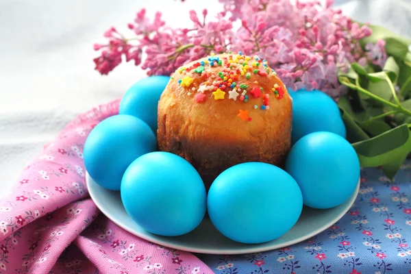 Easter cake and eggs — Stock Photo, Image