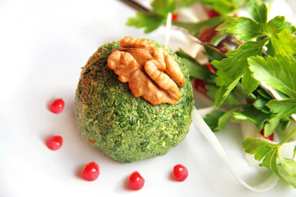 Pkhali-사탕 무, 시금치, 호두의 잎에서 볼 스톡 이미지