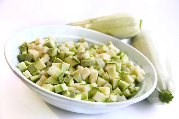 Zucchini in Würfel in einer Schüssel schneiden — Stockfoto
