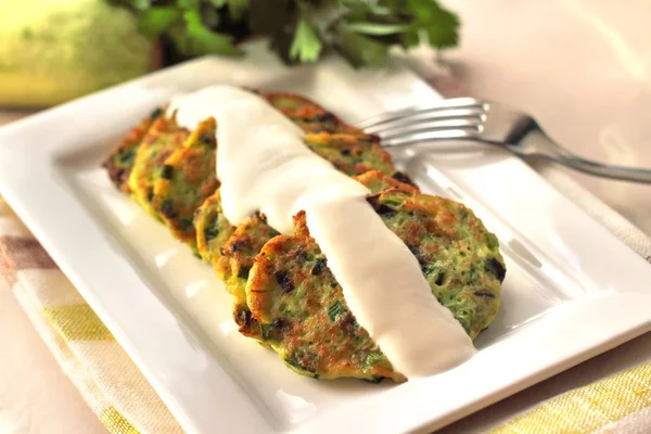 Panqueques de calabacín con cebolla verde y crema agria — Foto de Stock