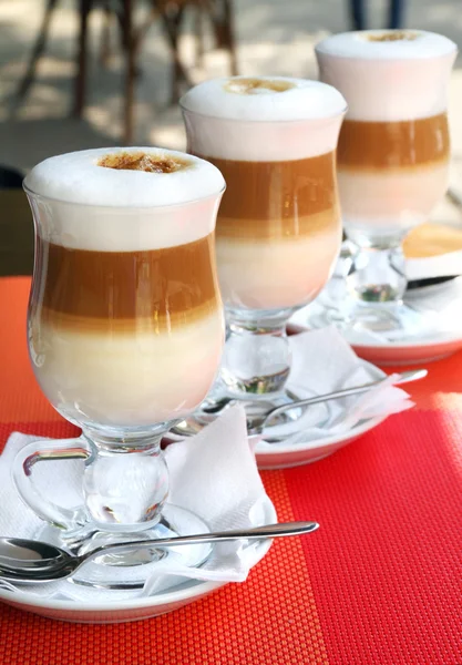 Tři kávy latte ve sklenici — Stock fotografie