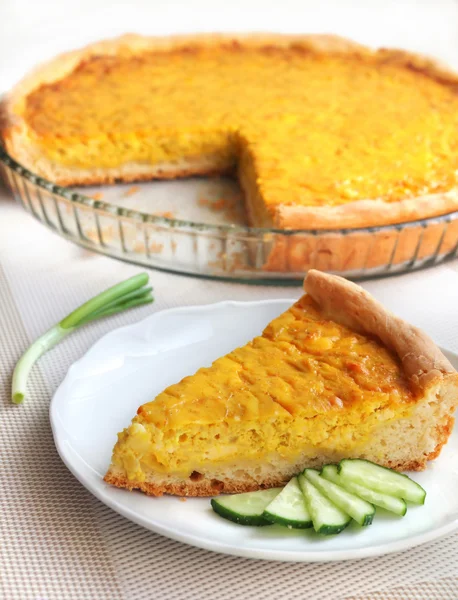 Пирог с луком, сыром и куркумой — стоковое фото