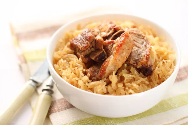 Rusuk babi panggang dengan sauerkraut — Stok Foto