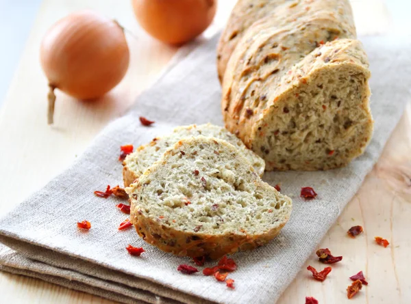 Soğan, kırmızı biber, kimyon ve dereotu ekmek — Stok fotoğraf