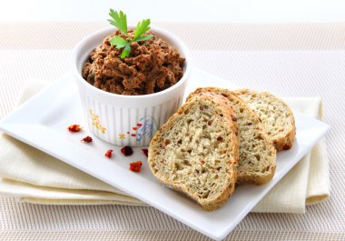 karaciğer pate dilim kepekli ekmek ile kırmızı biber ile