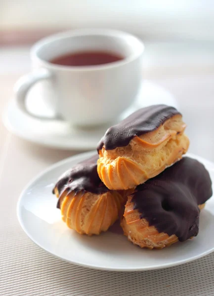 Eclairs con crema en recubrimiento de chocolate — Foto de Stock