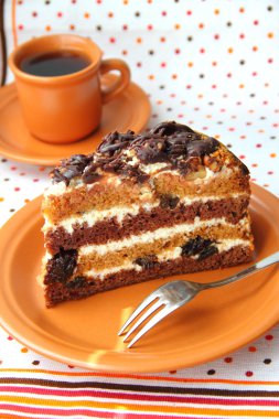 ekşi krema, Kuru erik ve ceviz ile pasta